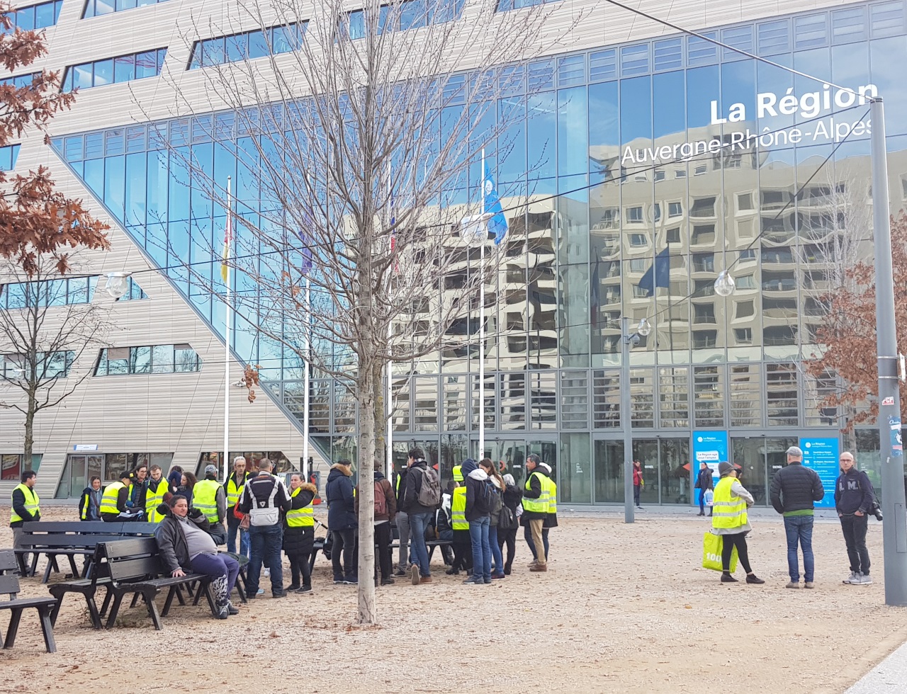 Des Gilets Jaunes Tentent Denvahir Lhôtel De Région