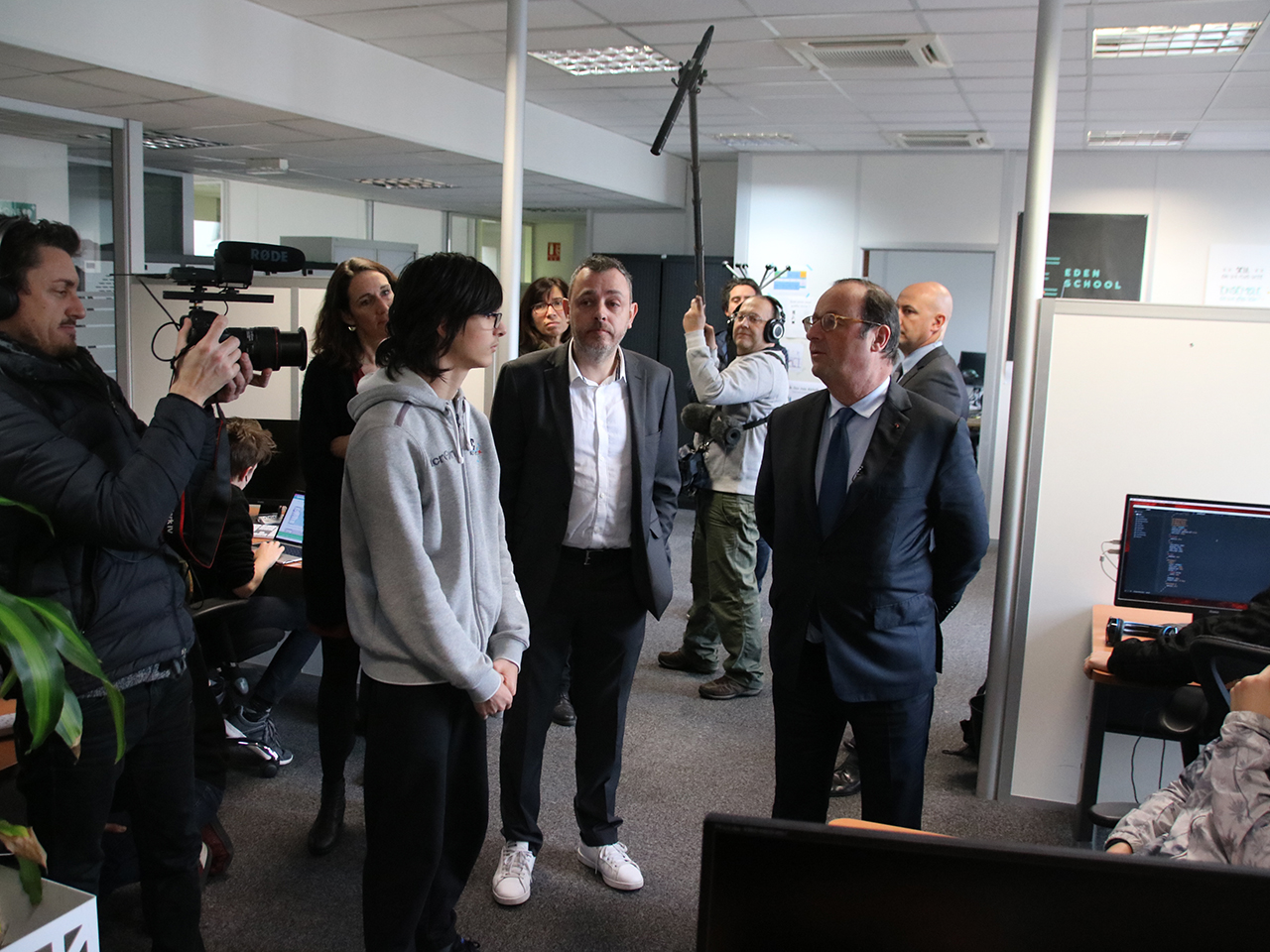 François Hollande à Villeurbanne, en pleine discussion avec des élèves - LyonMag