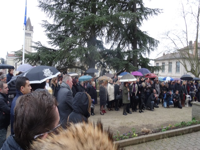 Près de 150 personnes réunies devant la mairie de Chaponost ce samedi - LyonMag
