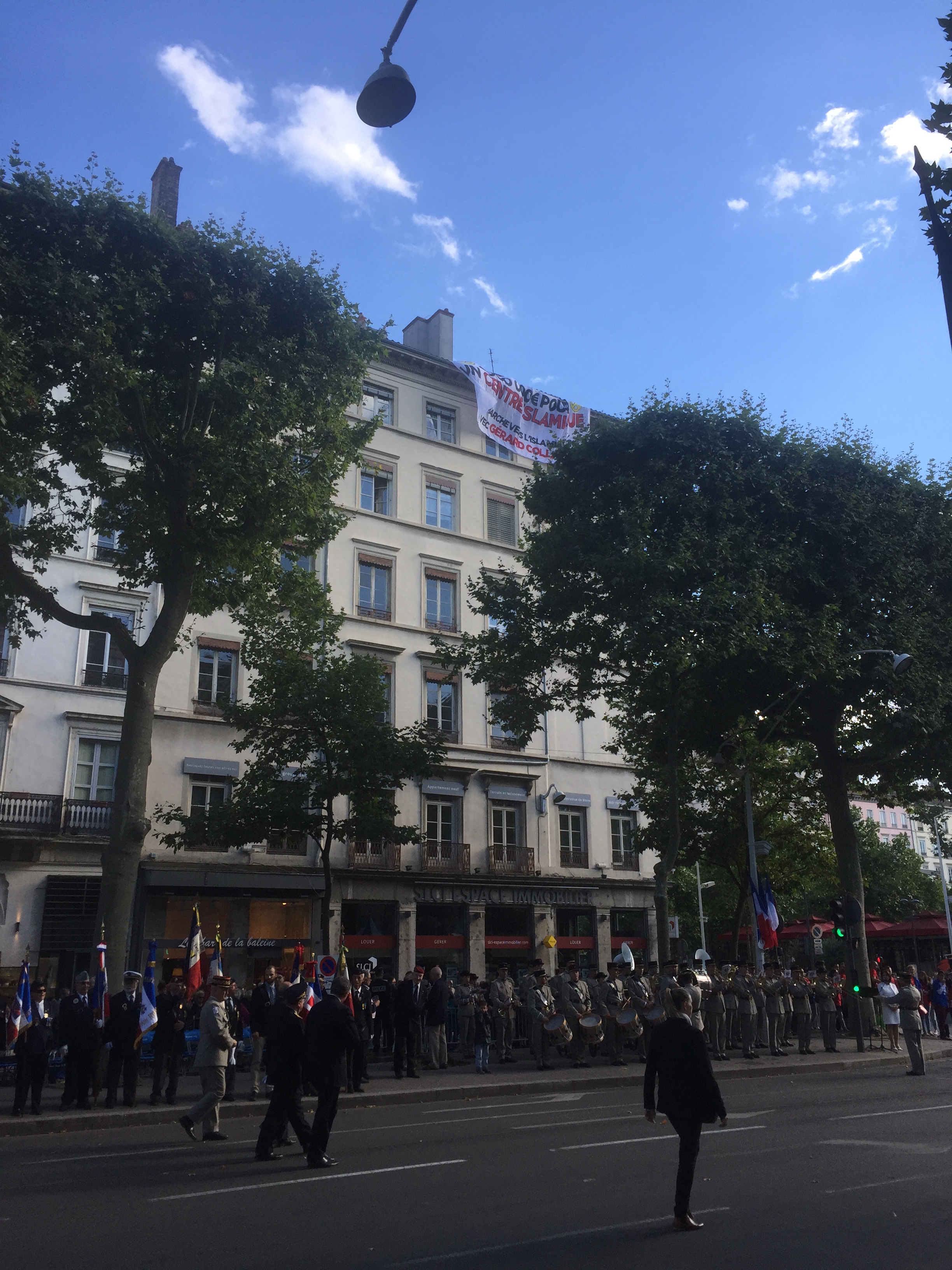 La banderole, déployée lors du défilé du 14 juillet à Lyon - Lyonmag.com