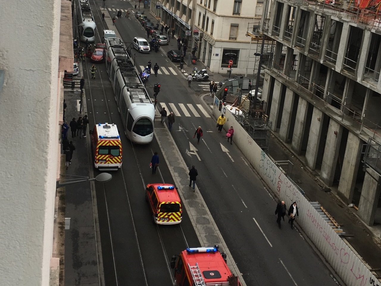 Lyon : accident entre un tram et une voiture, 3 blessés dont 1 grave - Lyon Mag