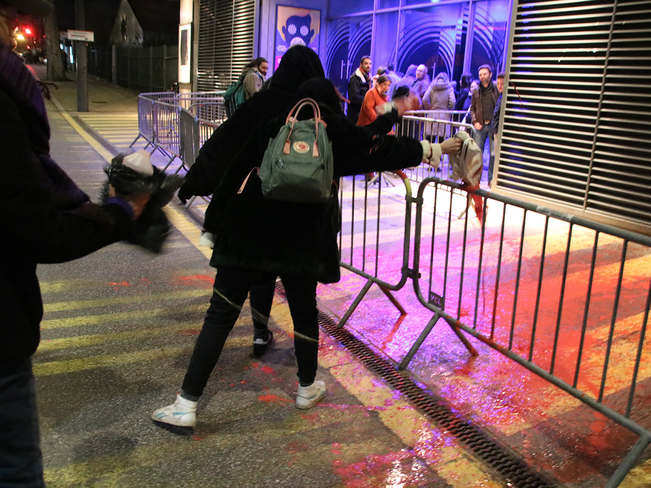 Le faux sang projeté contre le Transbordeur - LyonMag