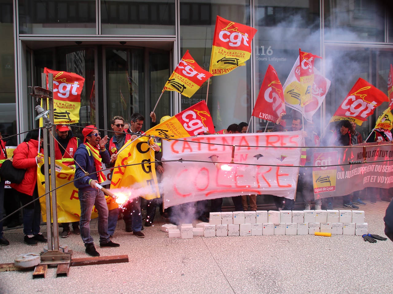 Les manifestants devant la tour - Lyonmag.com