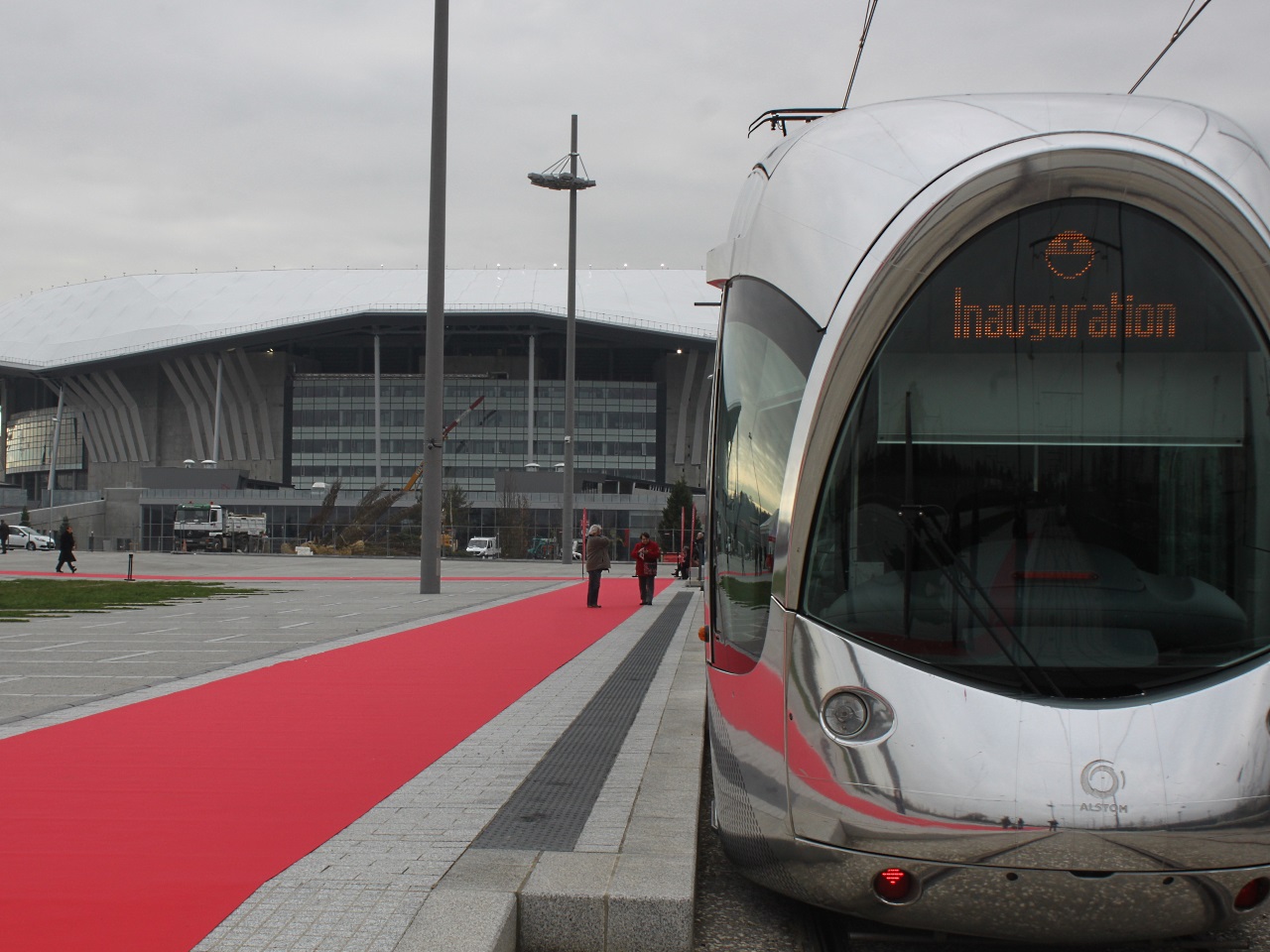 Le tramway au pied du Grand Stade de Décines - LyonMag