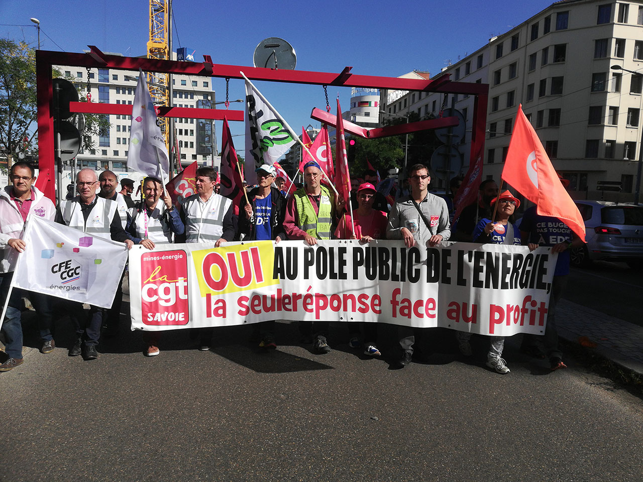 Lyon Un Millier D Agents Edf Defilent Contre Le Projet Hercule