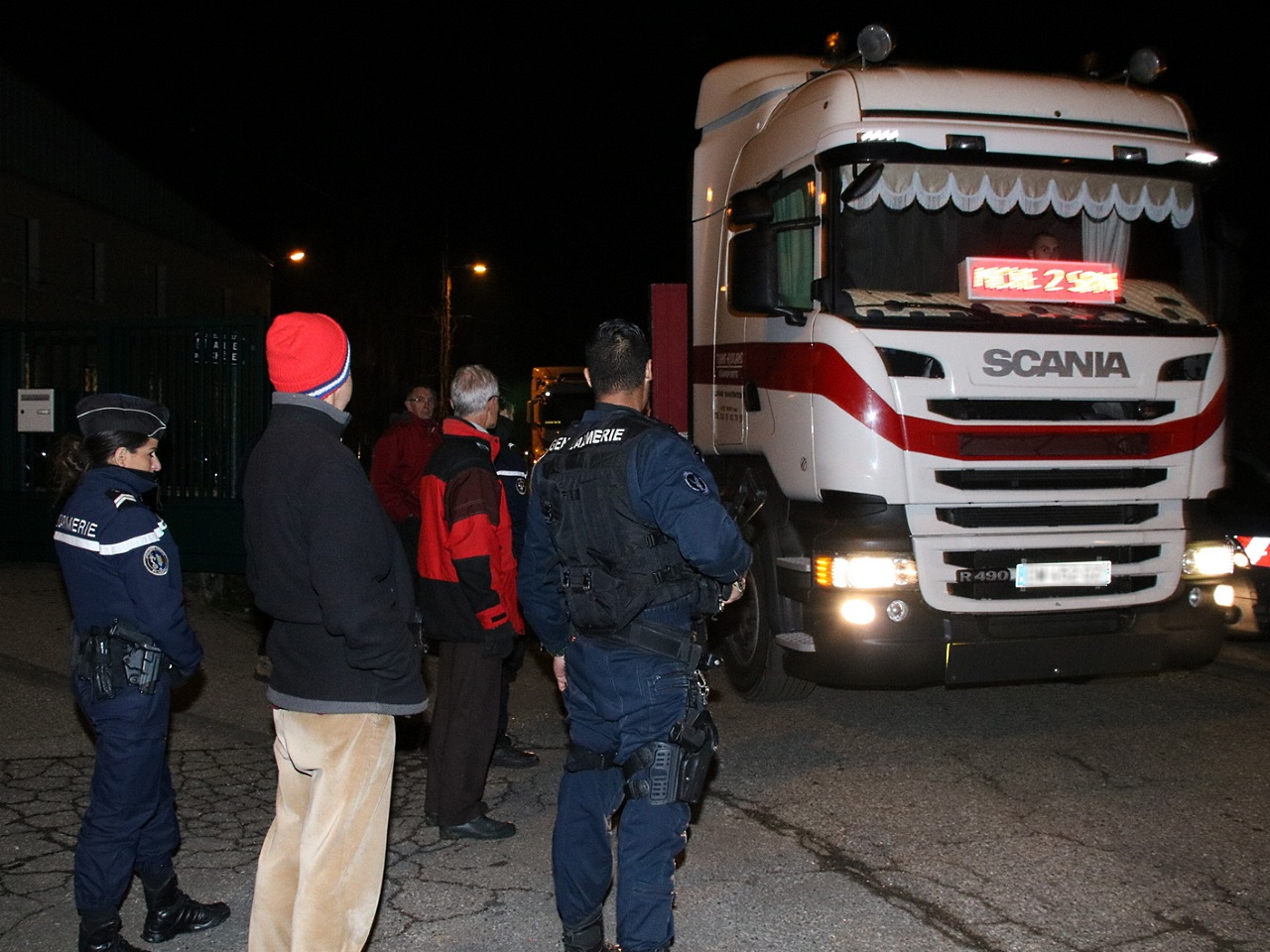 Les opposants empêchés de barrer la route à la sortie des camions - LyonMag
