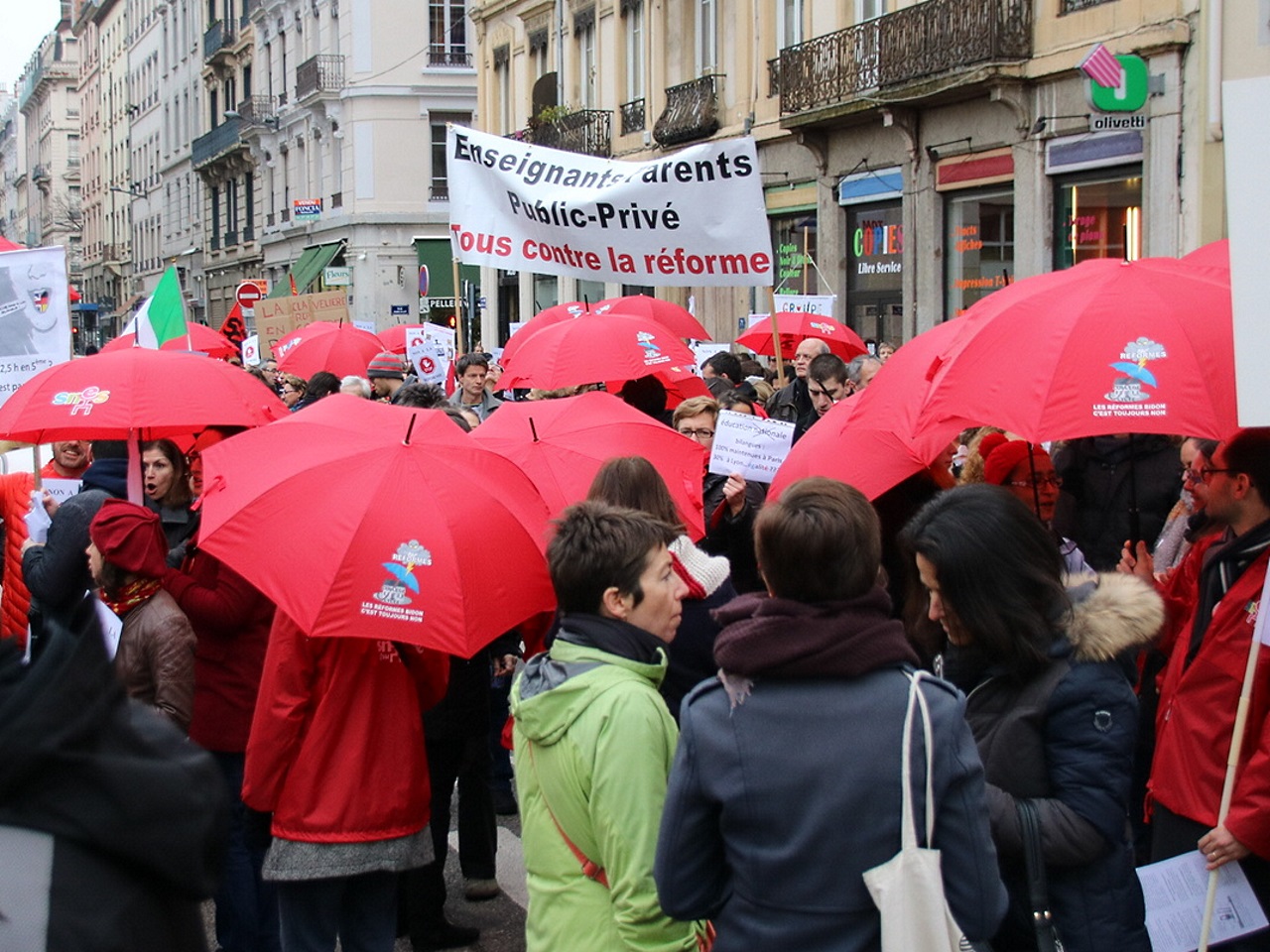 Les parapluies rouges des enseignants - LyonMag