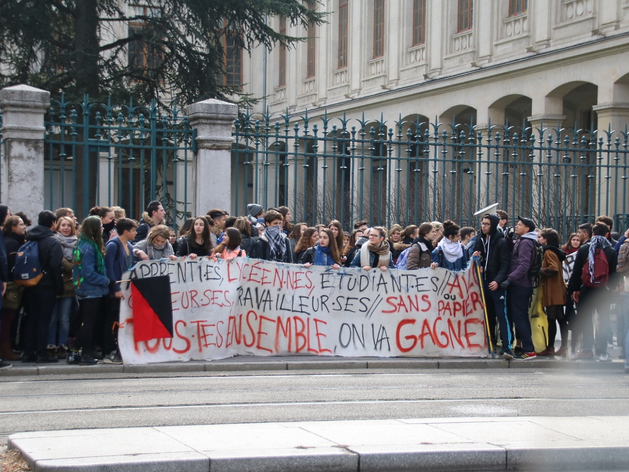 Des manifestants devant le campus de Lyon 2 sur les Quais - LyonMag