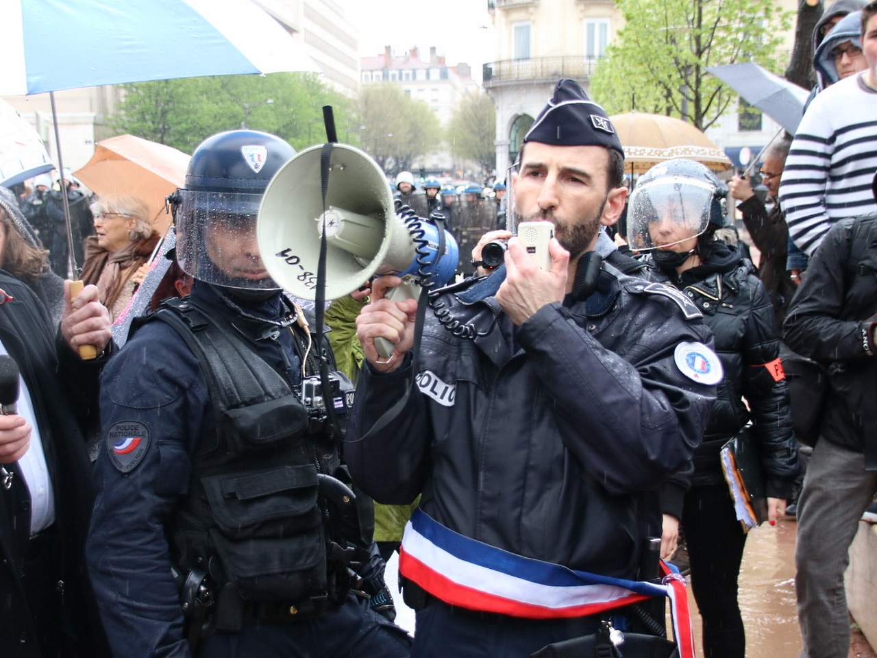 Le commissaire touché par une pierre annonce la suspension de la manifestation - LyonMag