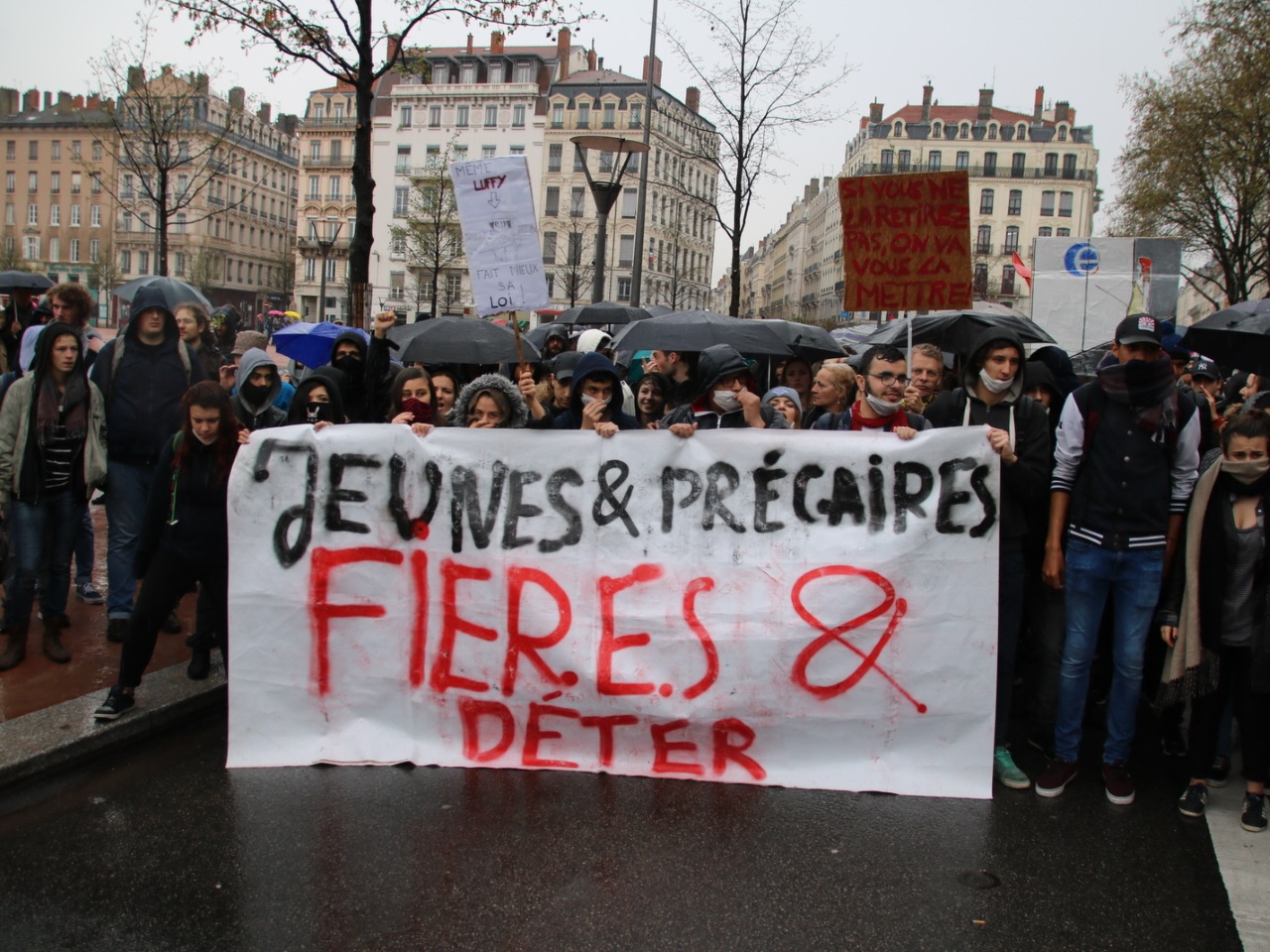 Le cortège sous la pluie - LyonMag