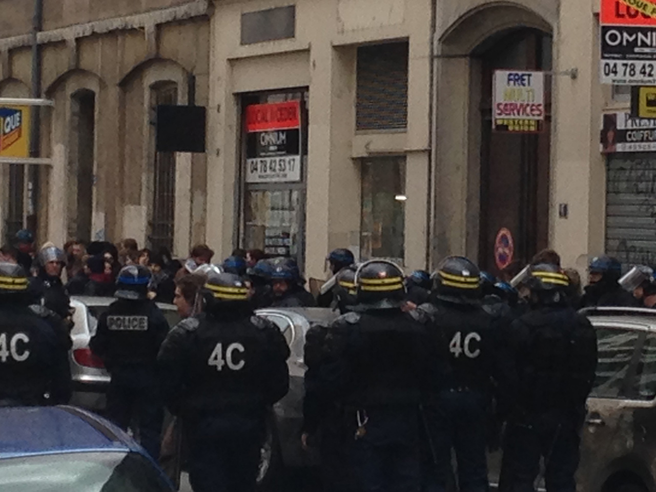 Les policiers attendent la sortie des casseurs rue Sébastien-Gryphe - LyonMag