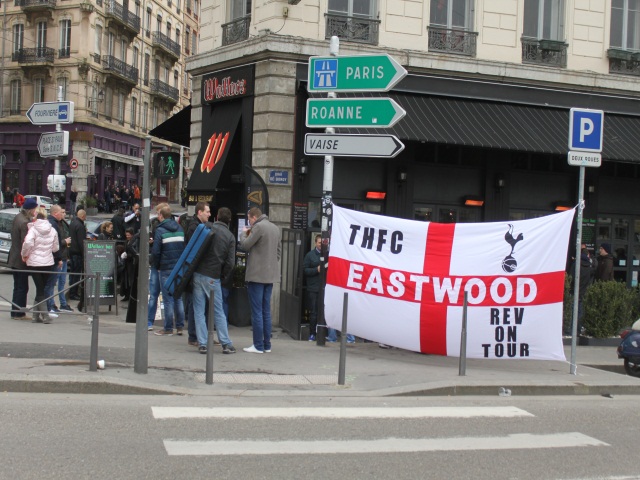 Les supporters de Tottenham de retour devant le Wallace jeudi après-midi - LyonMag