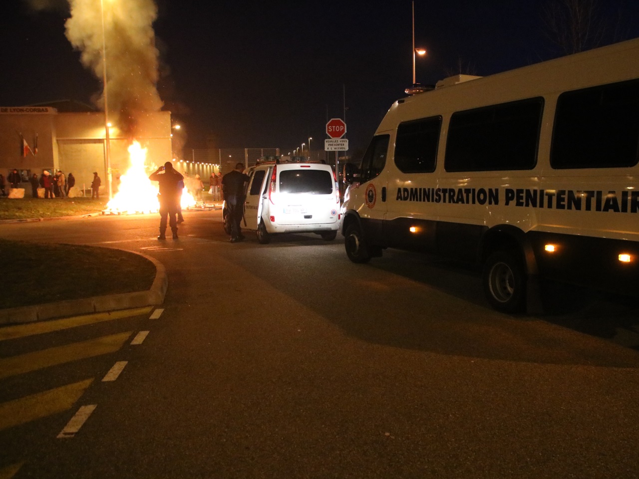 Des véhicules de l'administration pénitentiaires bloqués alors qu'ils viennent chercher des détenus - LyonMag