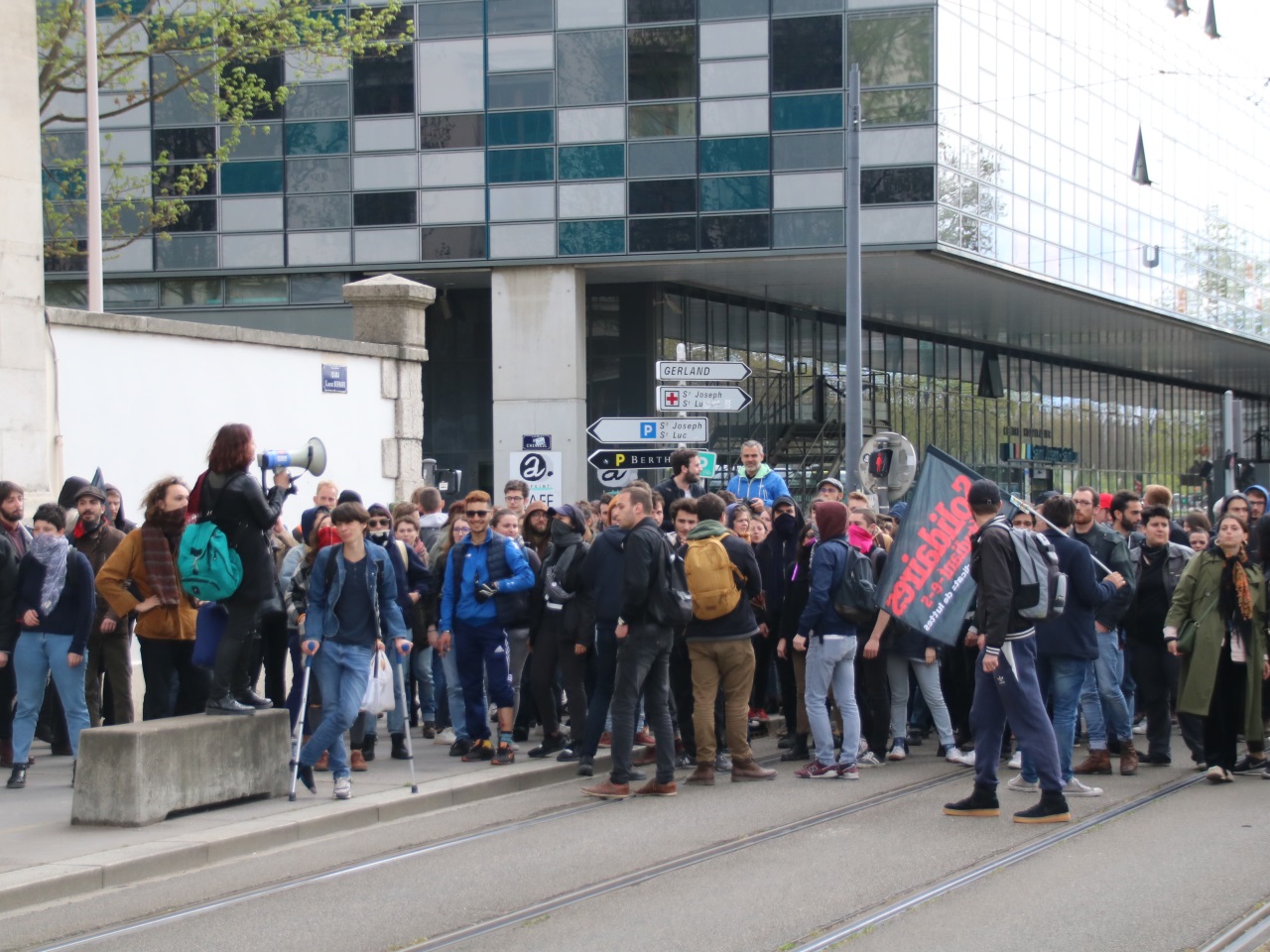 Les étudiants devant la fac sur les quais - LyonMag