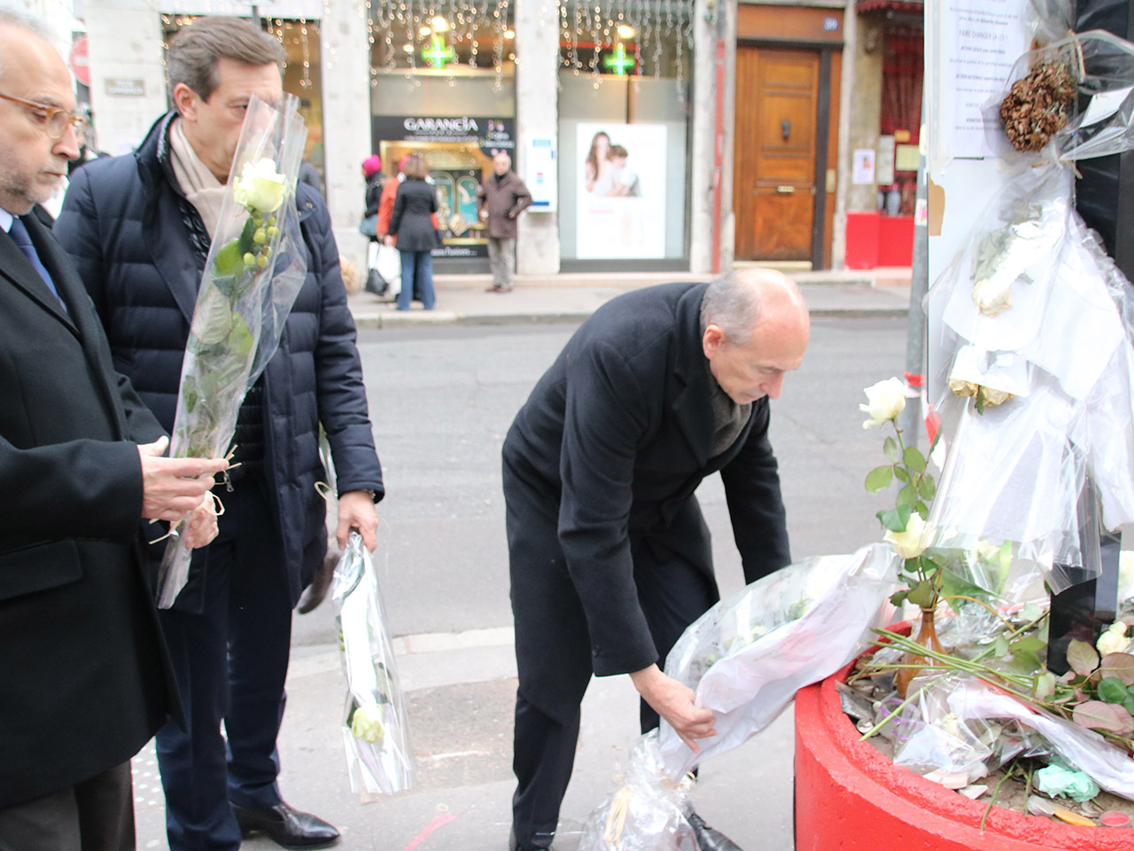 Jean-Yves Sécheresse, Pascal Blache et Gérard Collomb déposent des fleurs pour Anne-Laure - LyonMag