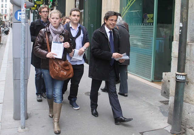 Le conseiller municipal Emmanuel Hamelin a cornaqué les Jeunes Pop' pour ce tractage - LyonMag