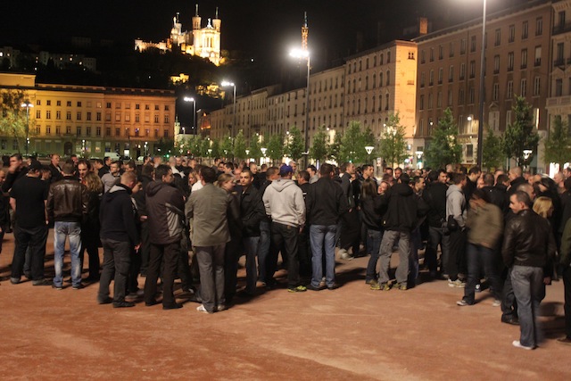 Les policiers réunis place Bellecour mardi soir - LyonMag
