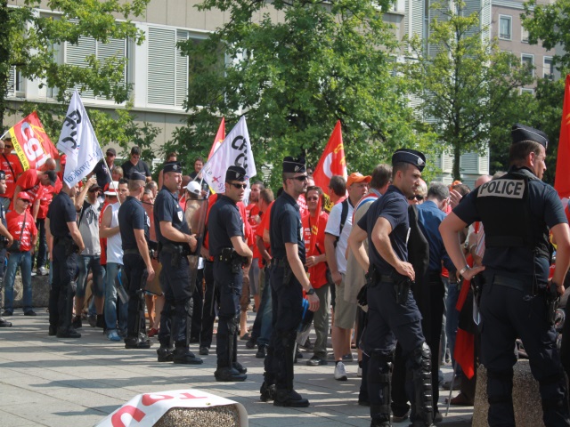Les salariés de Kem One avec banderoles et fumigènes devant le tribunal de commerce de Lyon - Photo LyonMag.com
