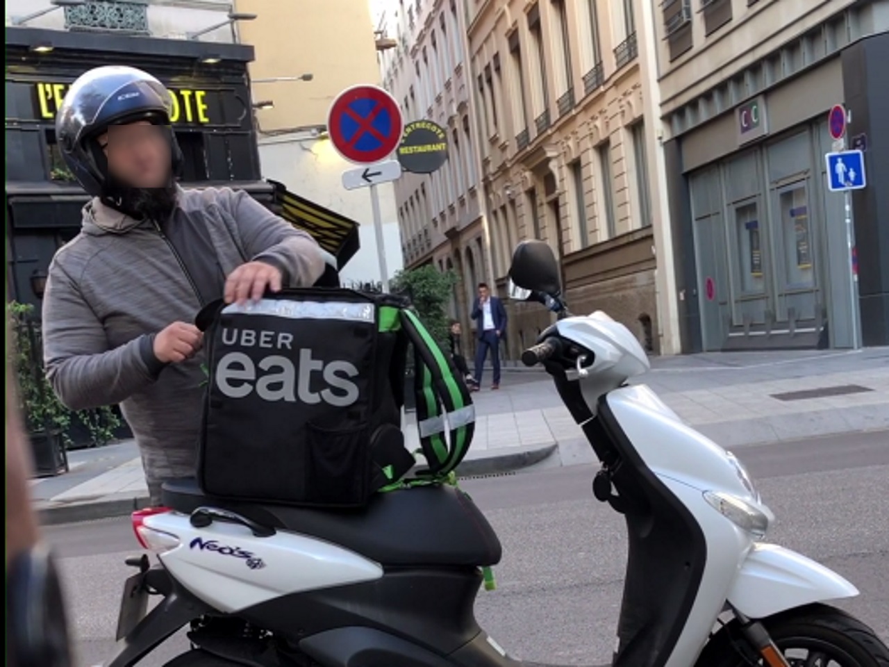 Lyon : un livreur Uber Eats filmé en pleine agression ...