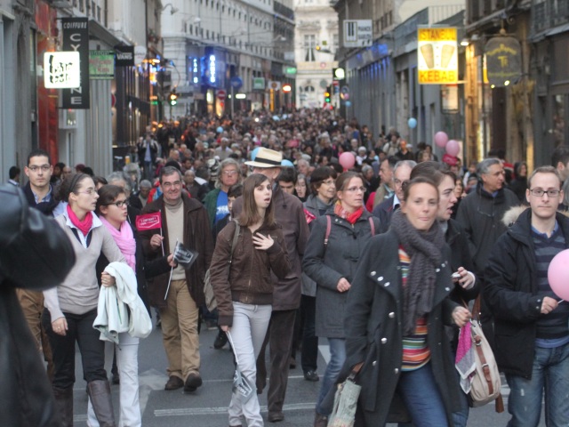 Selon la Préfecture du Rhône, 22 000 personnes ont participé à la marche - LyonMag.com