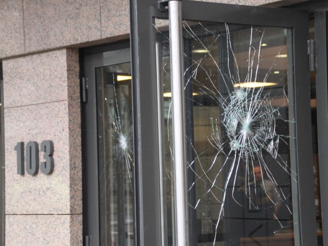 Les vitres de l'Espace Tête d'Or vandalisées - LyonMag