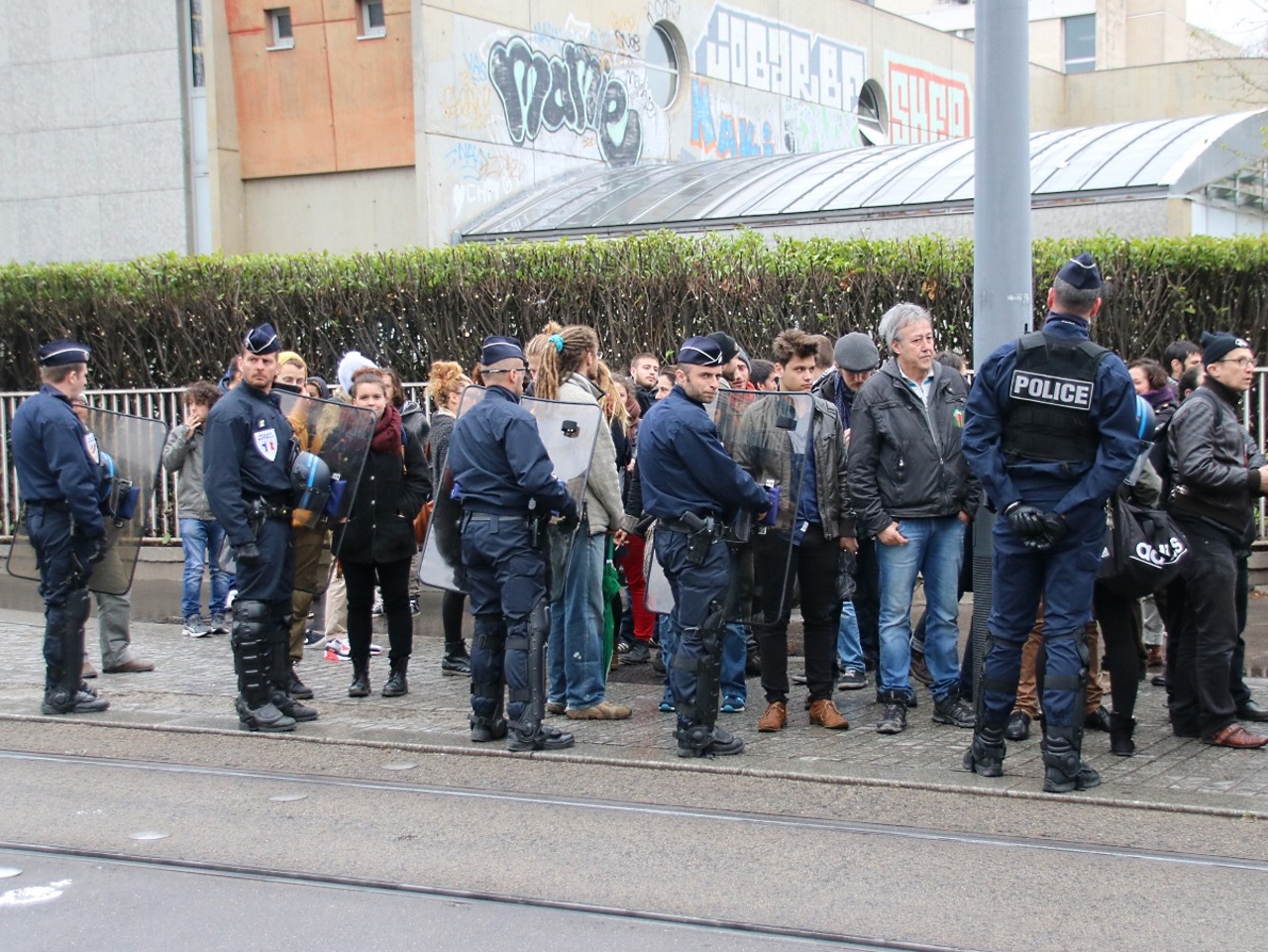 Une trentaine de personnes a manifesté lors de la venue de la ministre du Travail à Lyon - Lyonmag.com