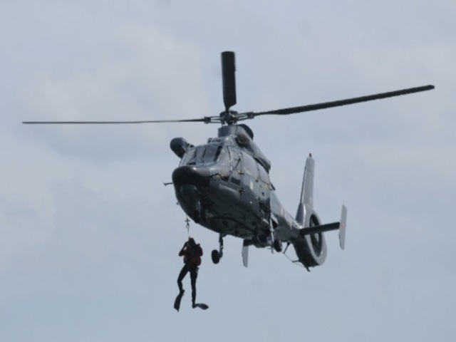 L’hélicoptère Dauphin de la Marine au dessus du quartier de Confluence - LyonMag