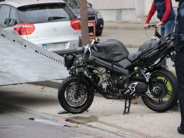 L'état de la moto montre la violence du choc - LyonMag