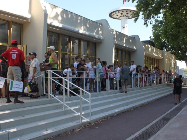 Baigneurs Et Manifestants Au Rendez Vous Pour Louverture De La