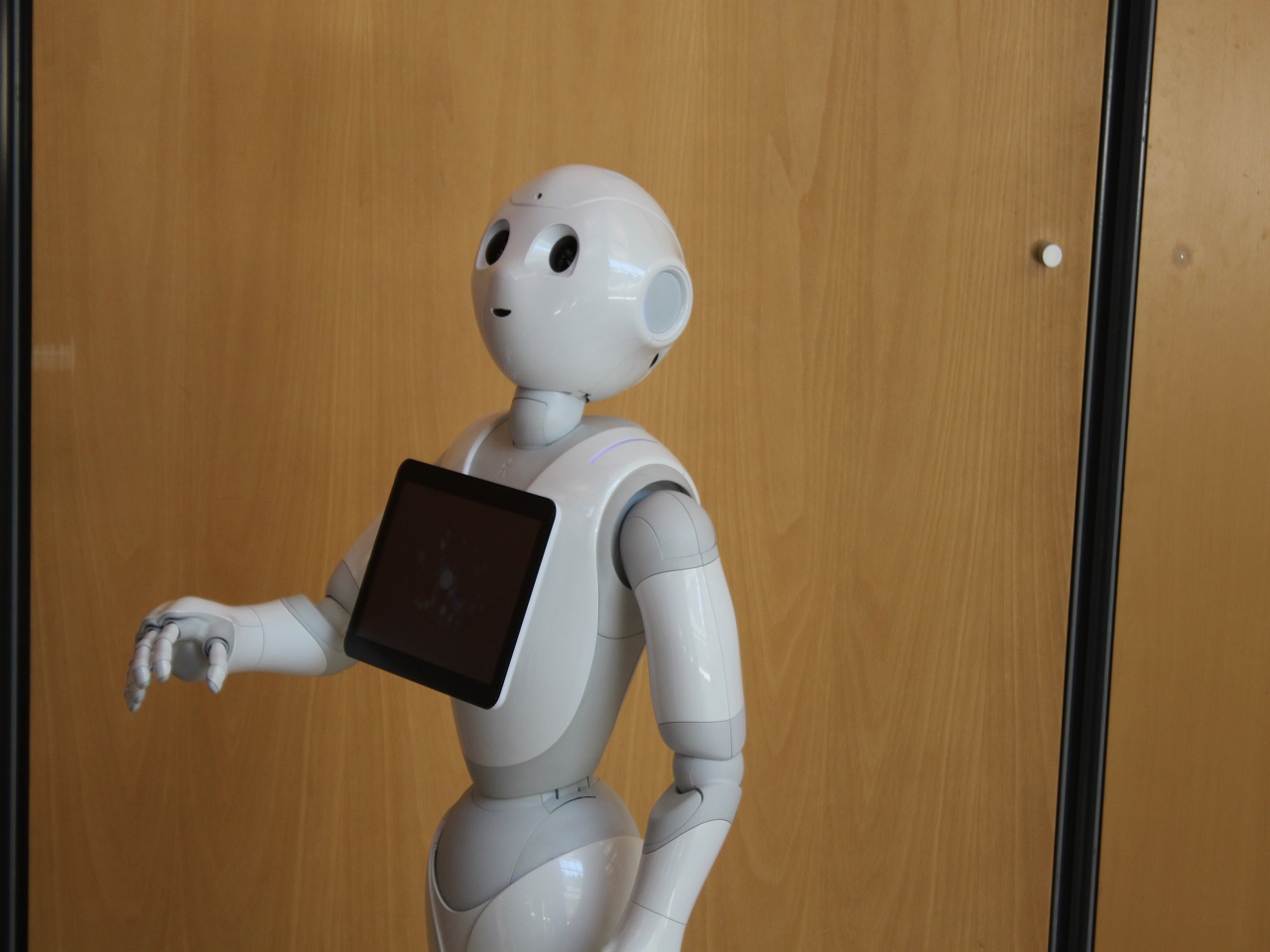 Le robot japonais Pepper est tourné vers le public car il est capable de lire les expressions faciales des personnes et adapte ses réponses en fonction de l’humeur de son interlocuteur - LyonMag