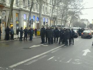 Les CRS postés place Bellecour - DR