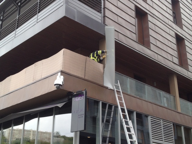 La plaque de coffrage du Monolithe, arrachée par les vents violents, est venu se ficher dans le balcon de l'immeuble voisin - LyonMag