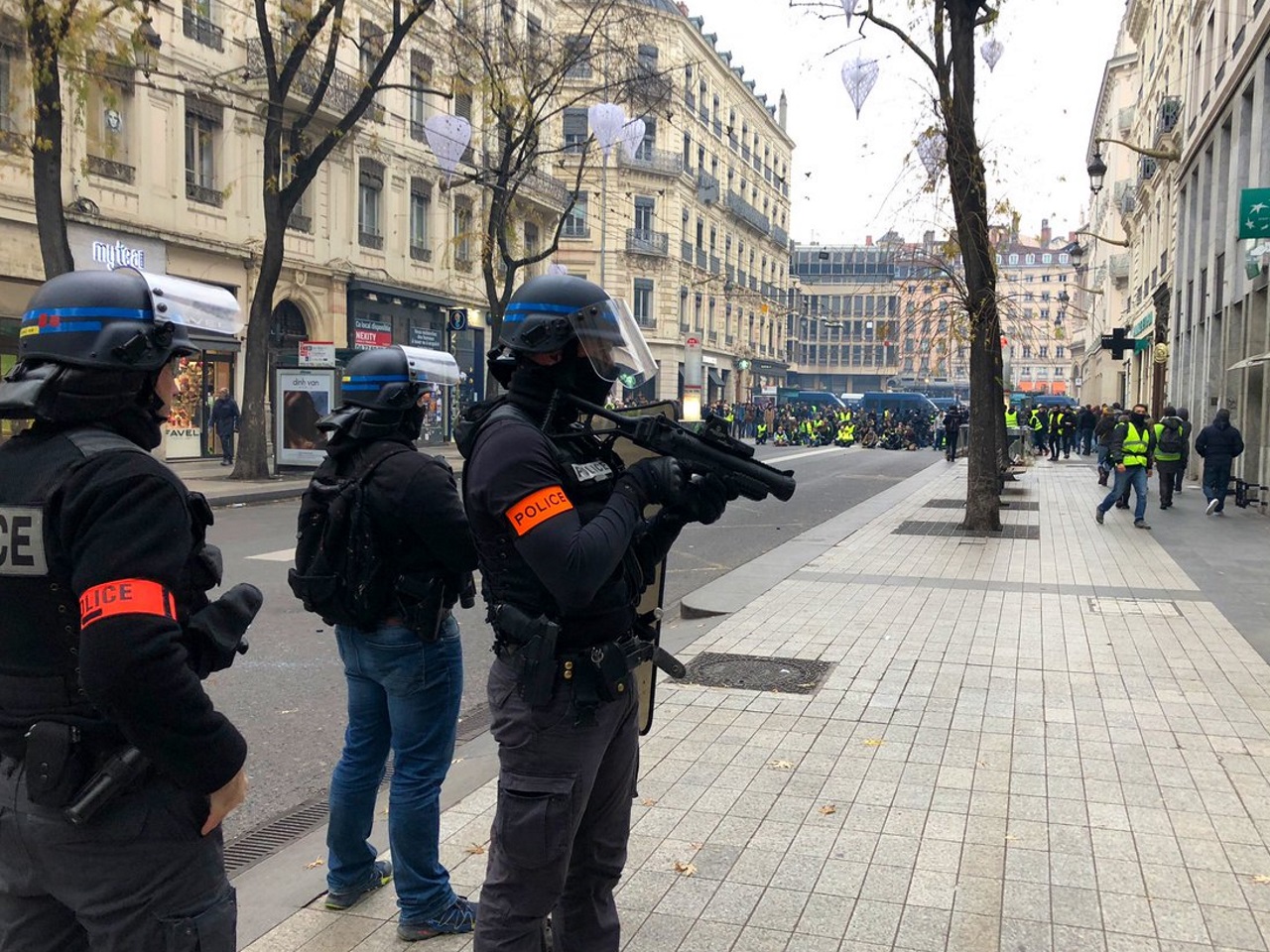 Gilets Jaunes Lhypercentre De Lyon De Nouveau Interdit à