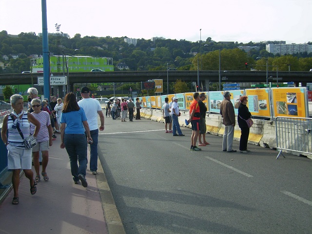 Les passants attendent de voir arriver le pont - LyonMag.com