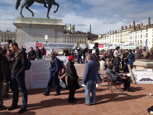 Les manifestants sur la place Bellecour en début d'après-midi - LyonMag