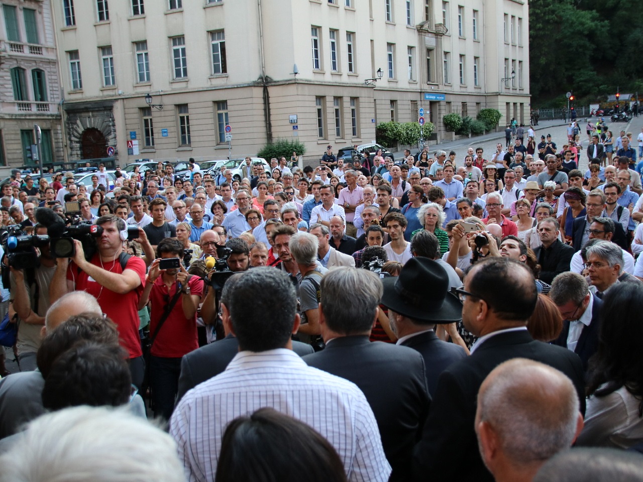 Environ 300 personnes sur la place devant la cathédrale Saint-Jean - LyonMag