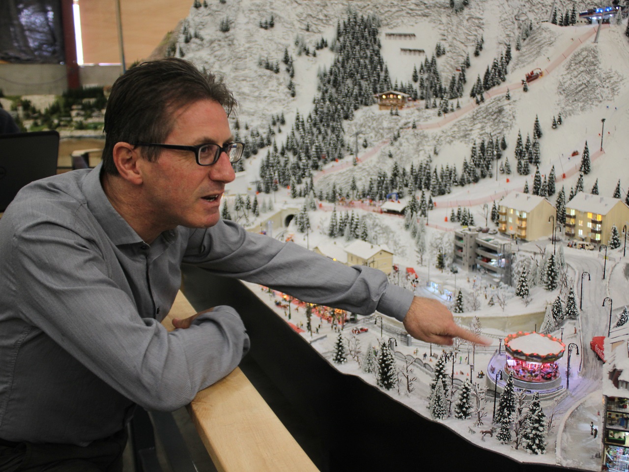 Richard Richarté devant son village de neige miniature - LyonMag