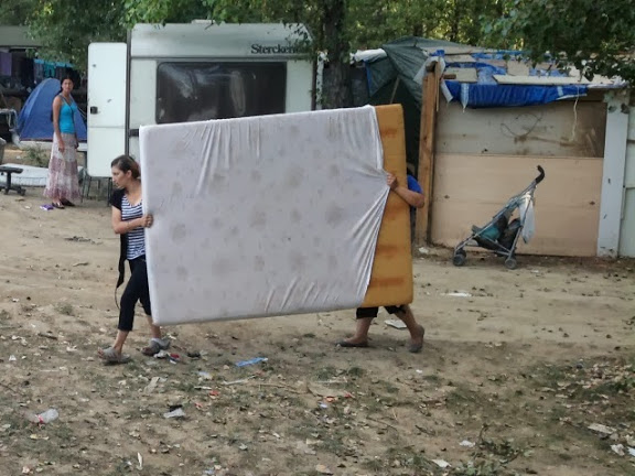 Des Roms lors de la dernière évacuation de camp en date, à Saint-Fons - LyonMag