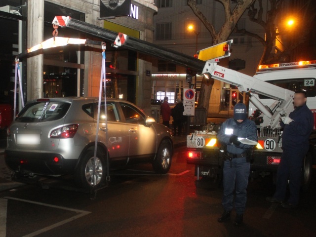 La police a commencé d'évacuer les voitures dans le secteur de la Part-Dieu - LyonMag.com