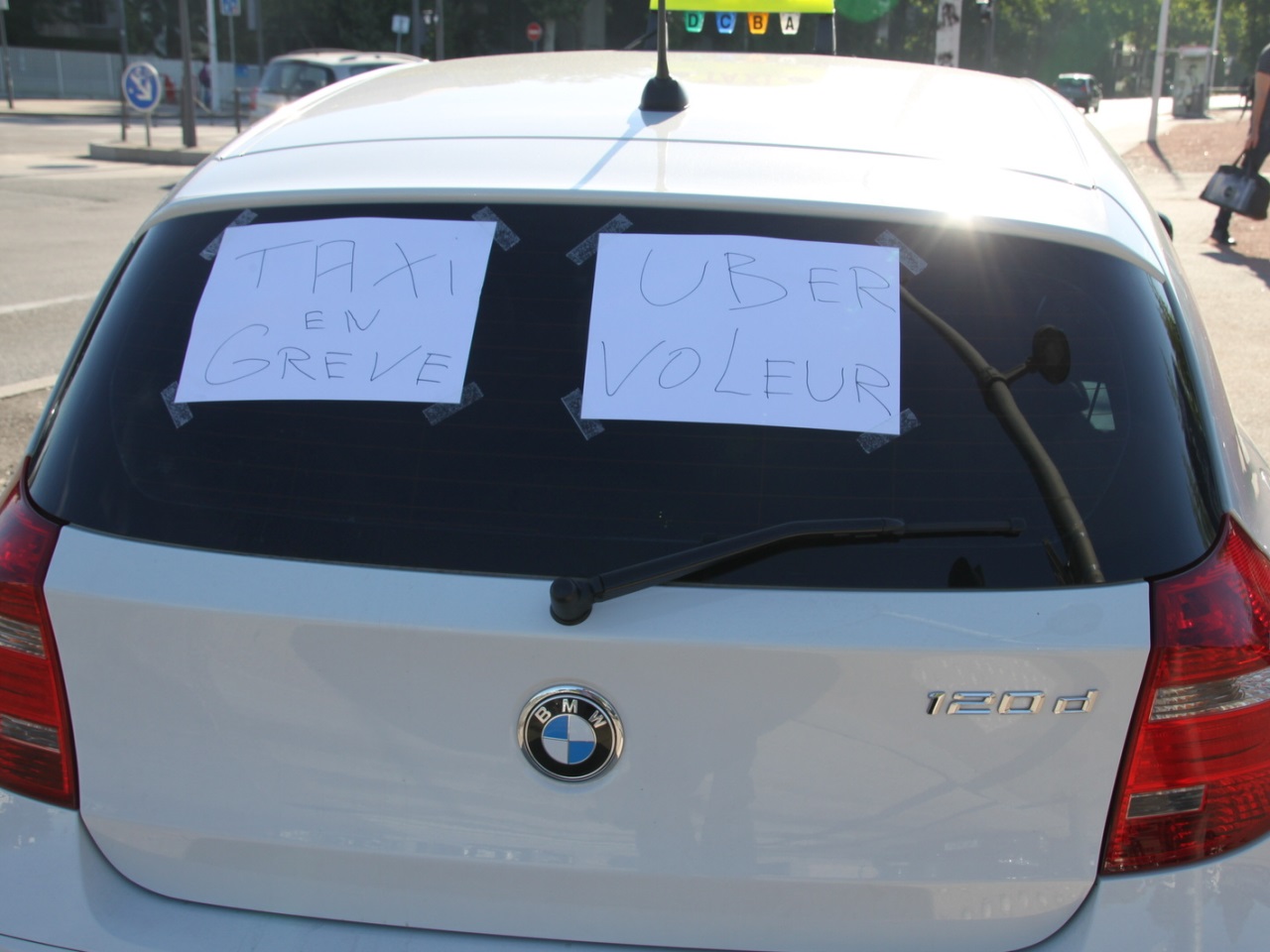  Des tensions entre les taxis et les UberPop- LyonMag