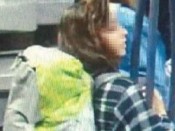 Lison porte un gros sac à dos - DR