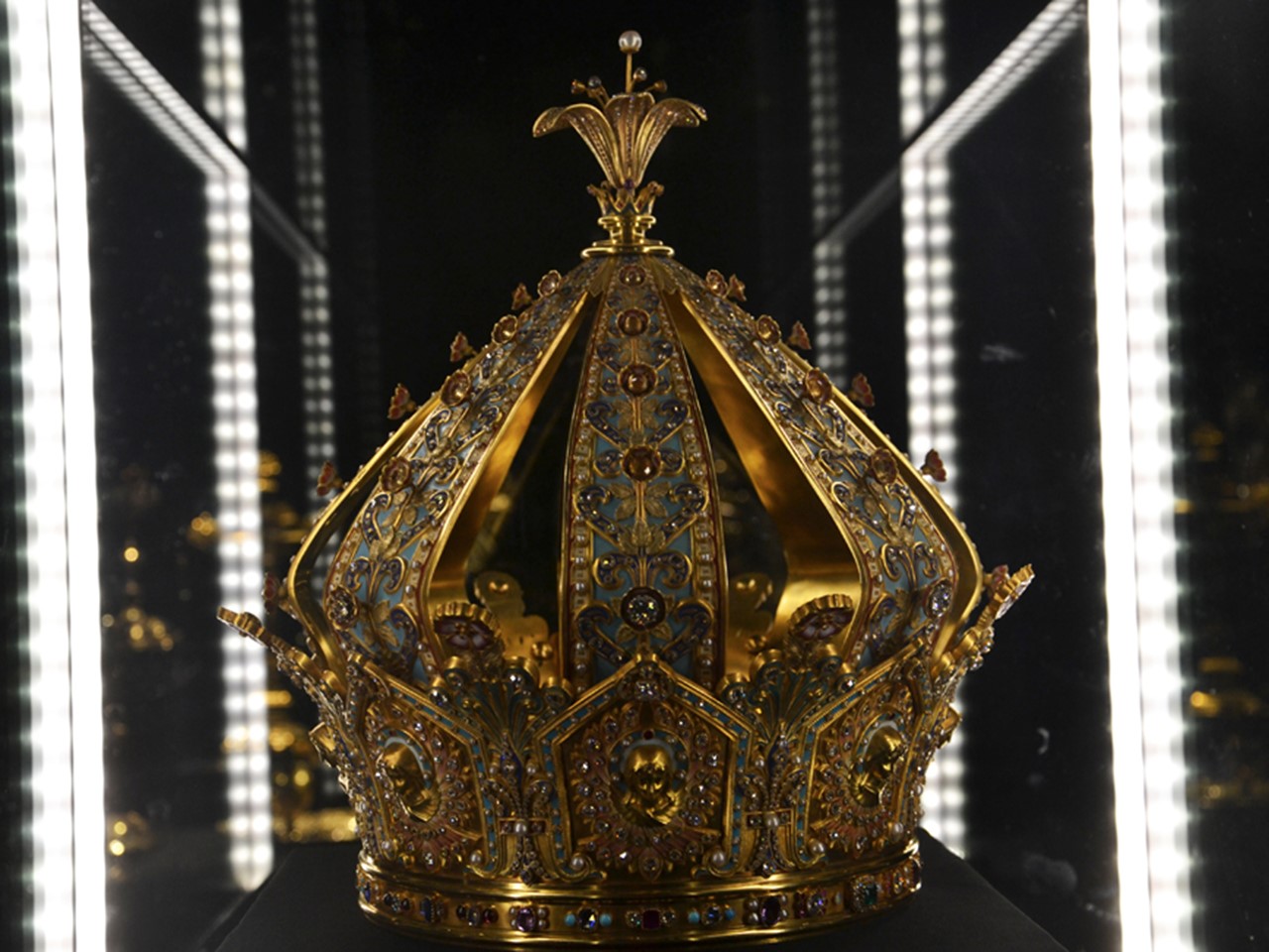 La couronne de la Vierge, estimée avec le calice et l'anneau également volés, à moins d'un million d'euros - DR