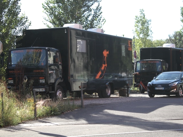 Les camions-loges du film Barbecue sont installés sur le parking en face des Salins - Photo LyonMag.com