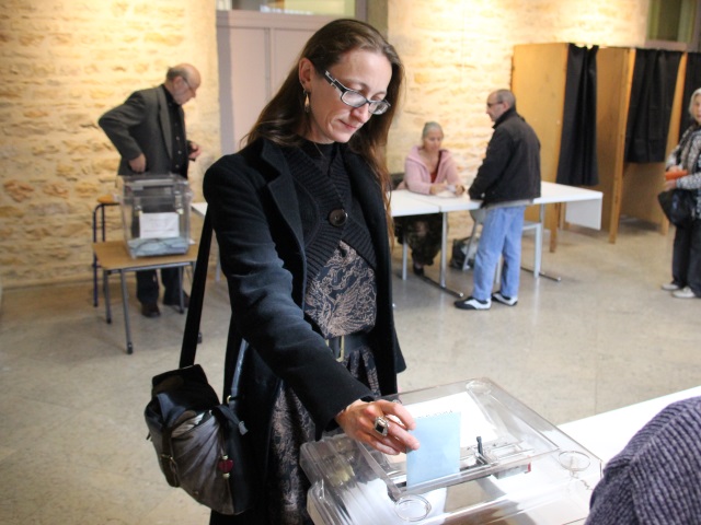 Aline Guitard a voté à la mairie du 4e arrondissement ce matin - LyonMag